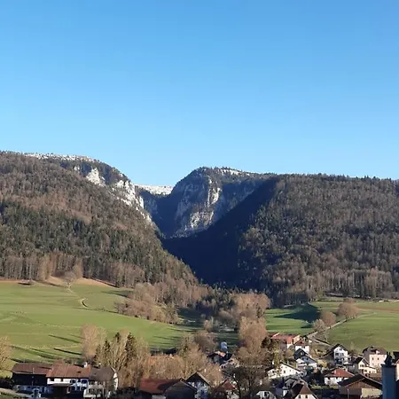 Tiny De L'aigle Apartment Villeret