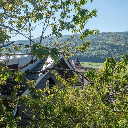 Tiny De L'aigle Apartman